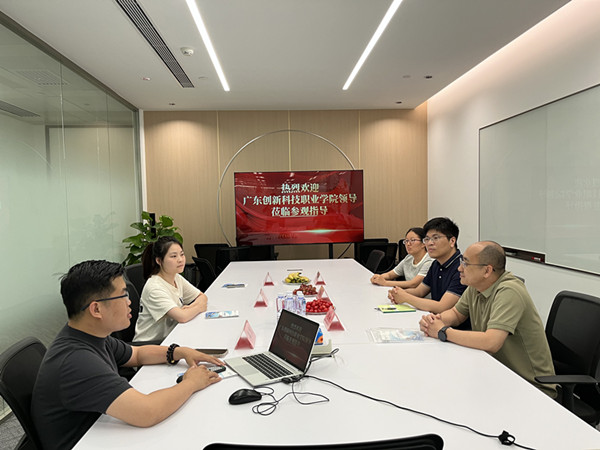 图 3与企业领导展开座谈交流.jpg