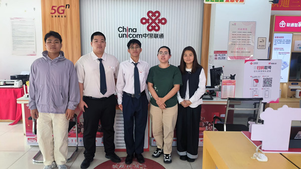 图1 师生在营业厅合影.jpg 图1 师生在营业厅合影.jpg