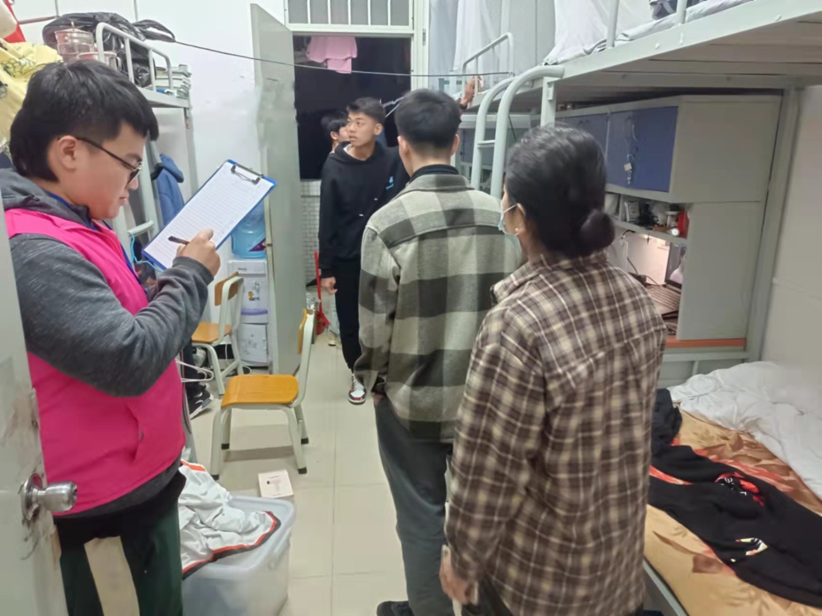 工作人员检查中.jpg