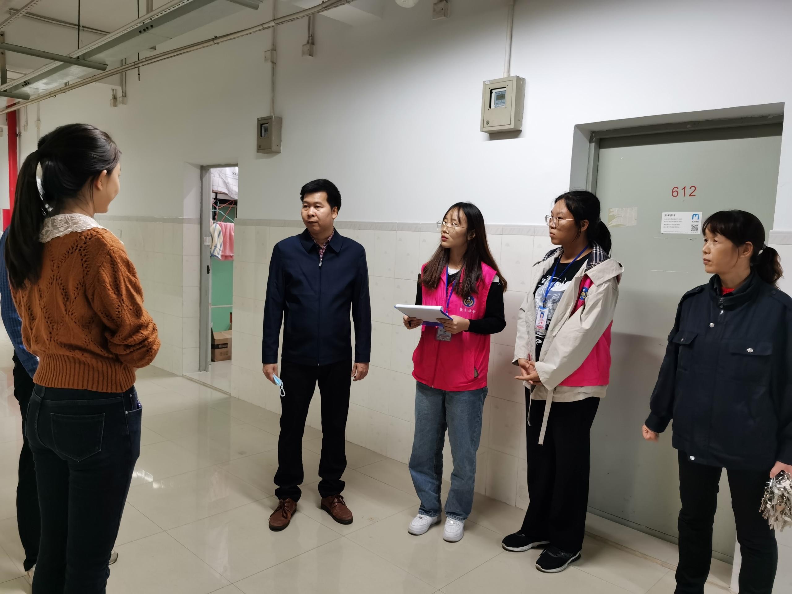 校长助理罗璋带队检查学生宿舍.jpg