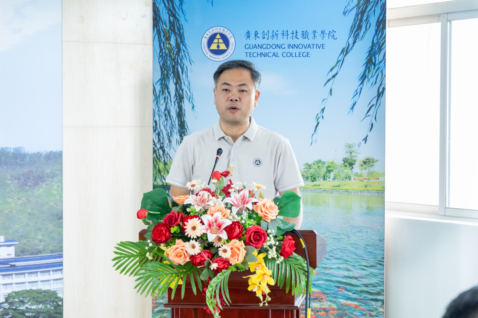 学生处杨辉处长作十月份大项工作安排.jpg