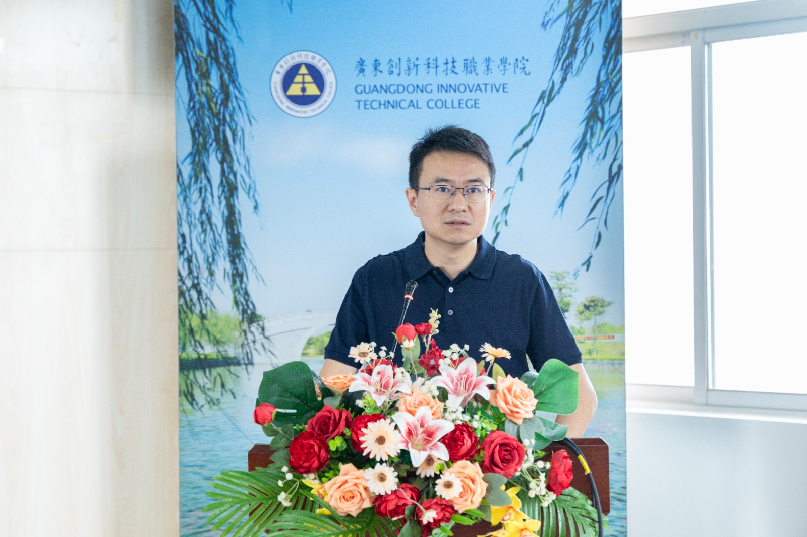 董事长助理兼副校长易晓爽总结讲话.jpg
