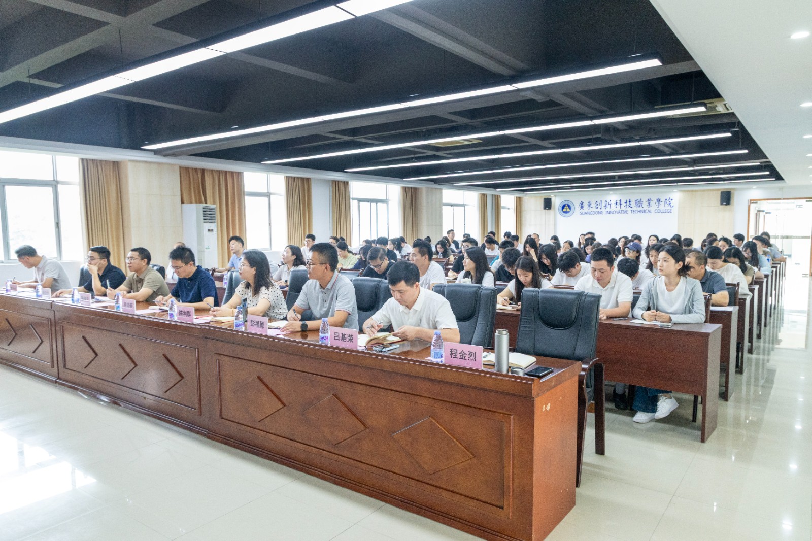 会议现场.jpg