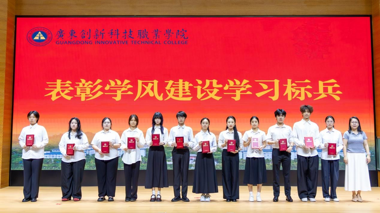 党委副书记陈利群.jpg