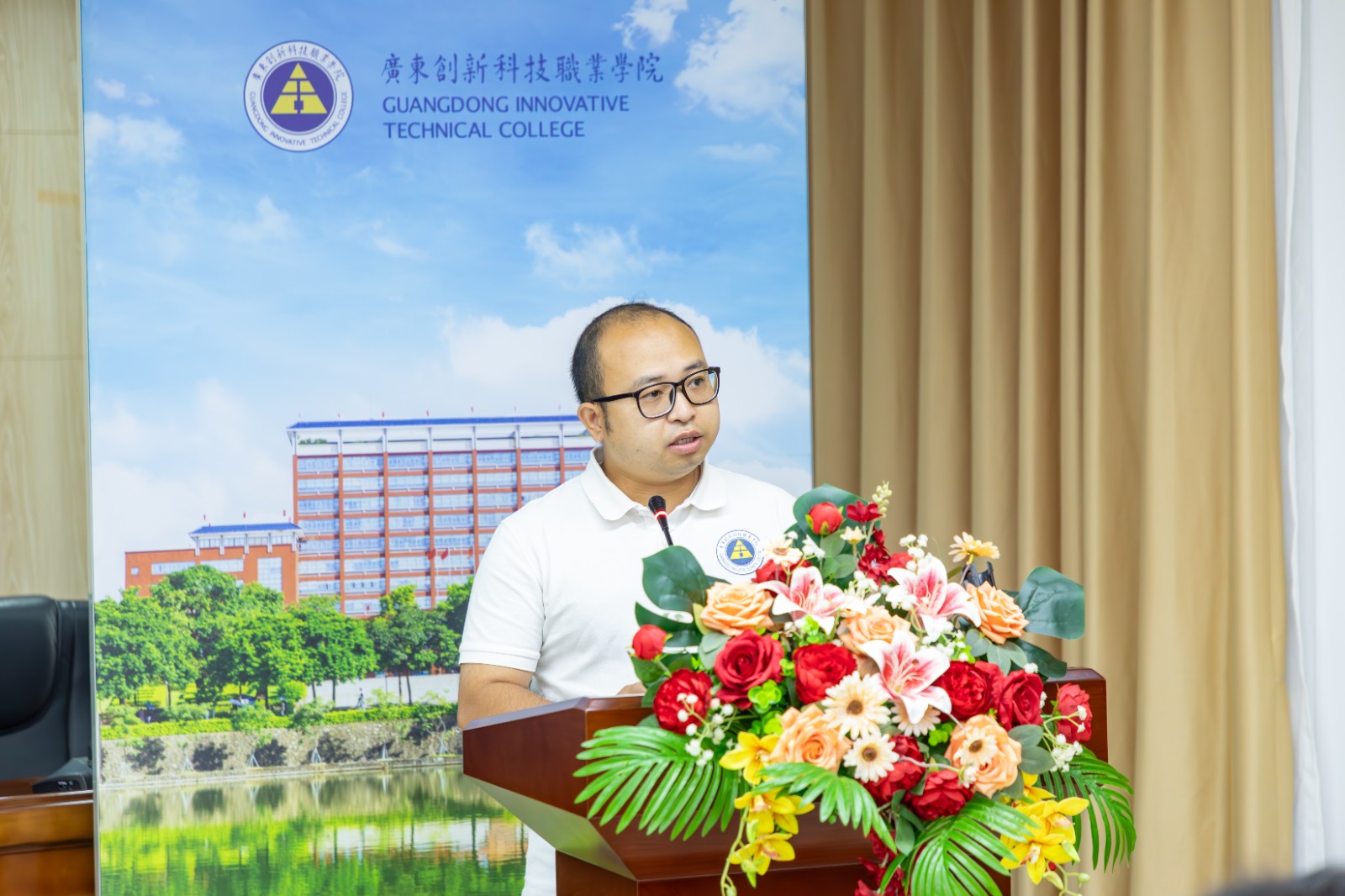 学生处处长助理黄锦华作综测和困难认定工作安排.jpg