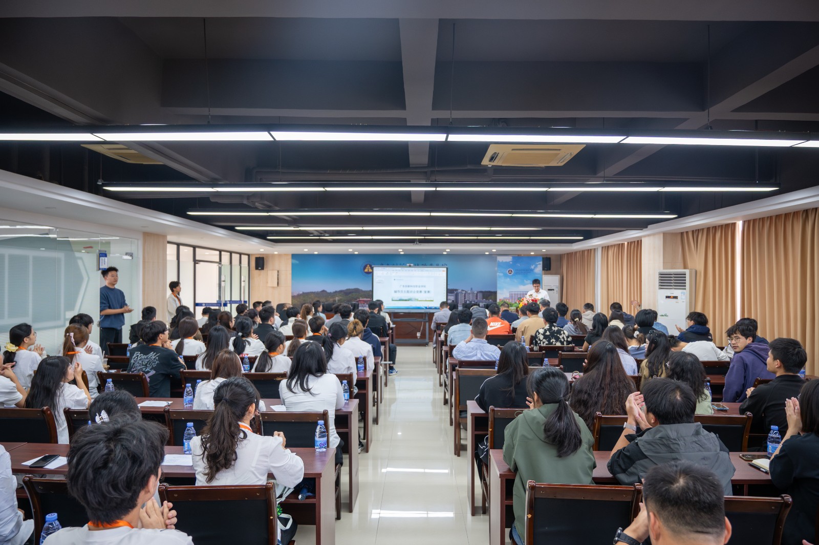 比赛现场.jpg 比赛现场.jpg