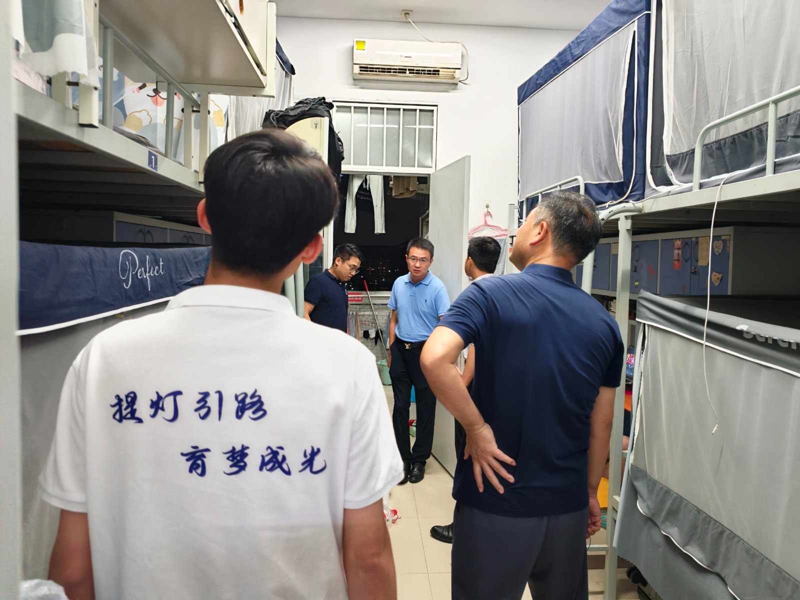 领导与学生交谈.jpg
