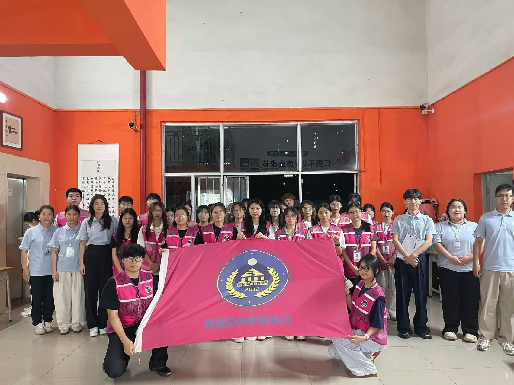 社区辅导员与自律会干部人员合照.jpg