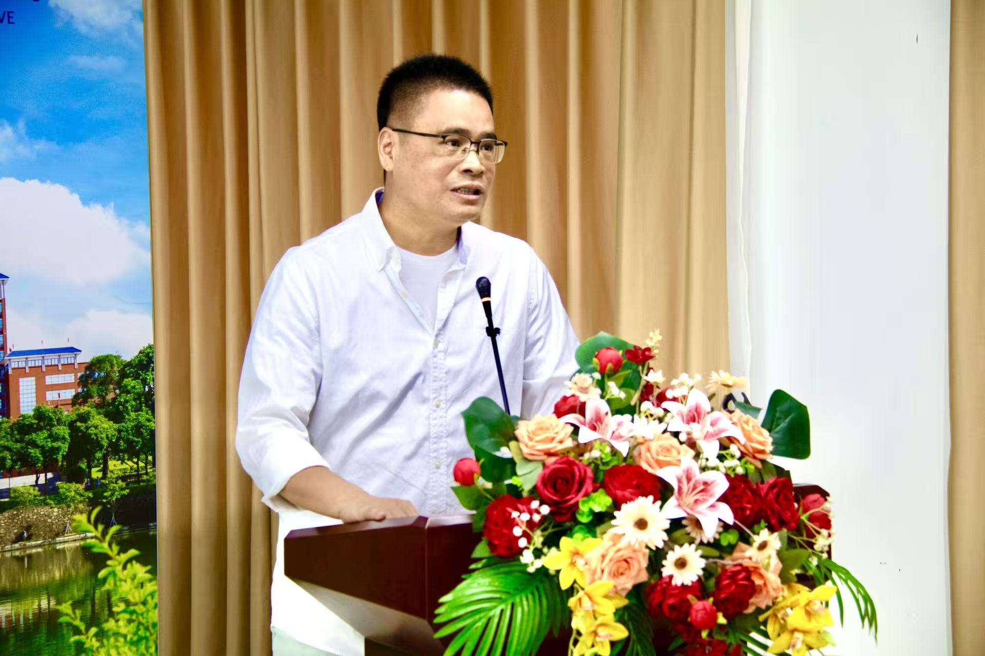 人文教育学院党总支书记程金烈作分享.jpg 人文教育学院党总支书记程金烈作分享.jpg