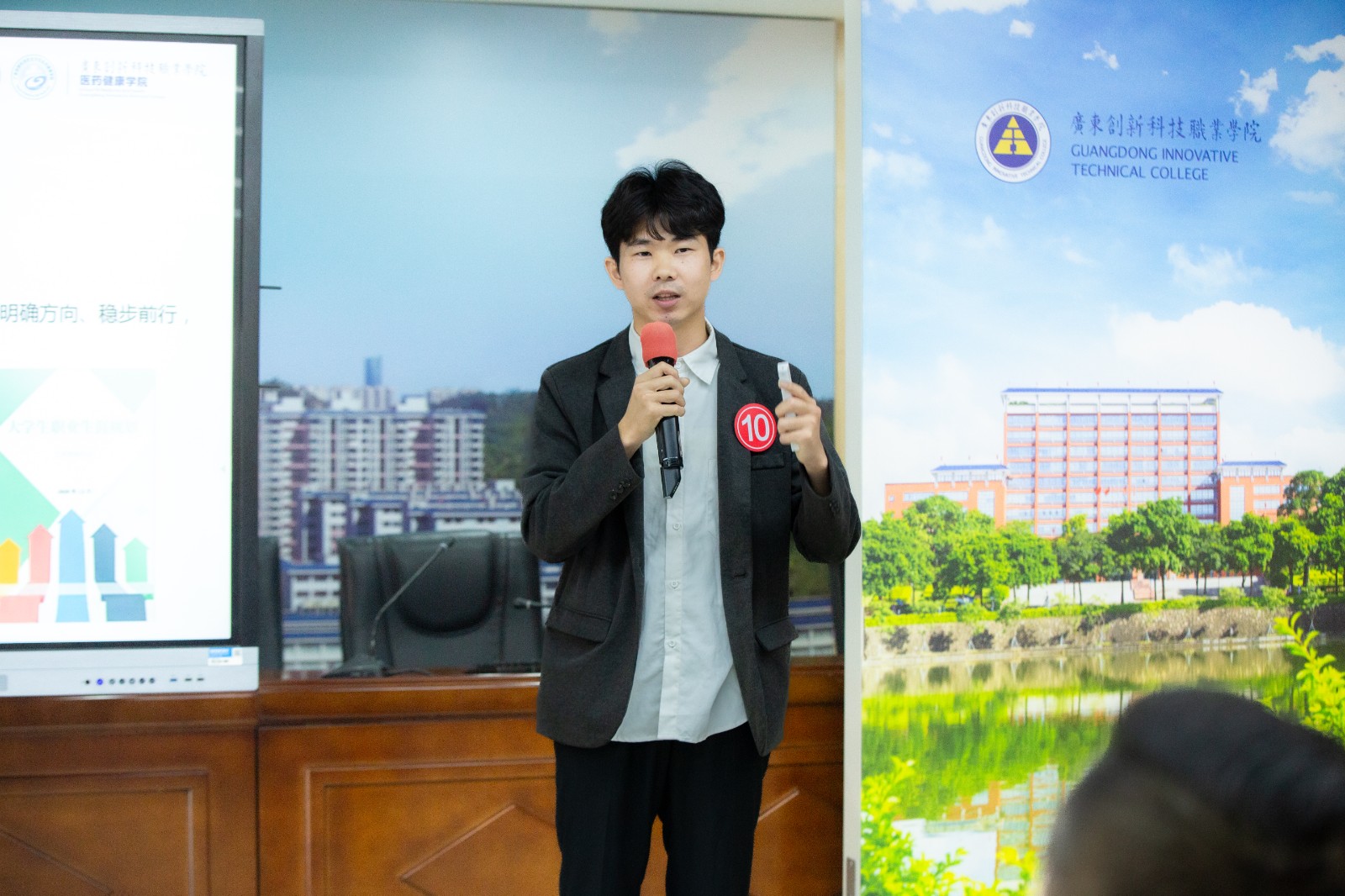 竞赛展示环节.jpg 竞赛展示环节.jpg