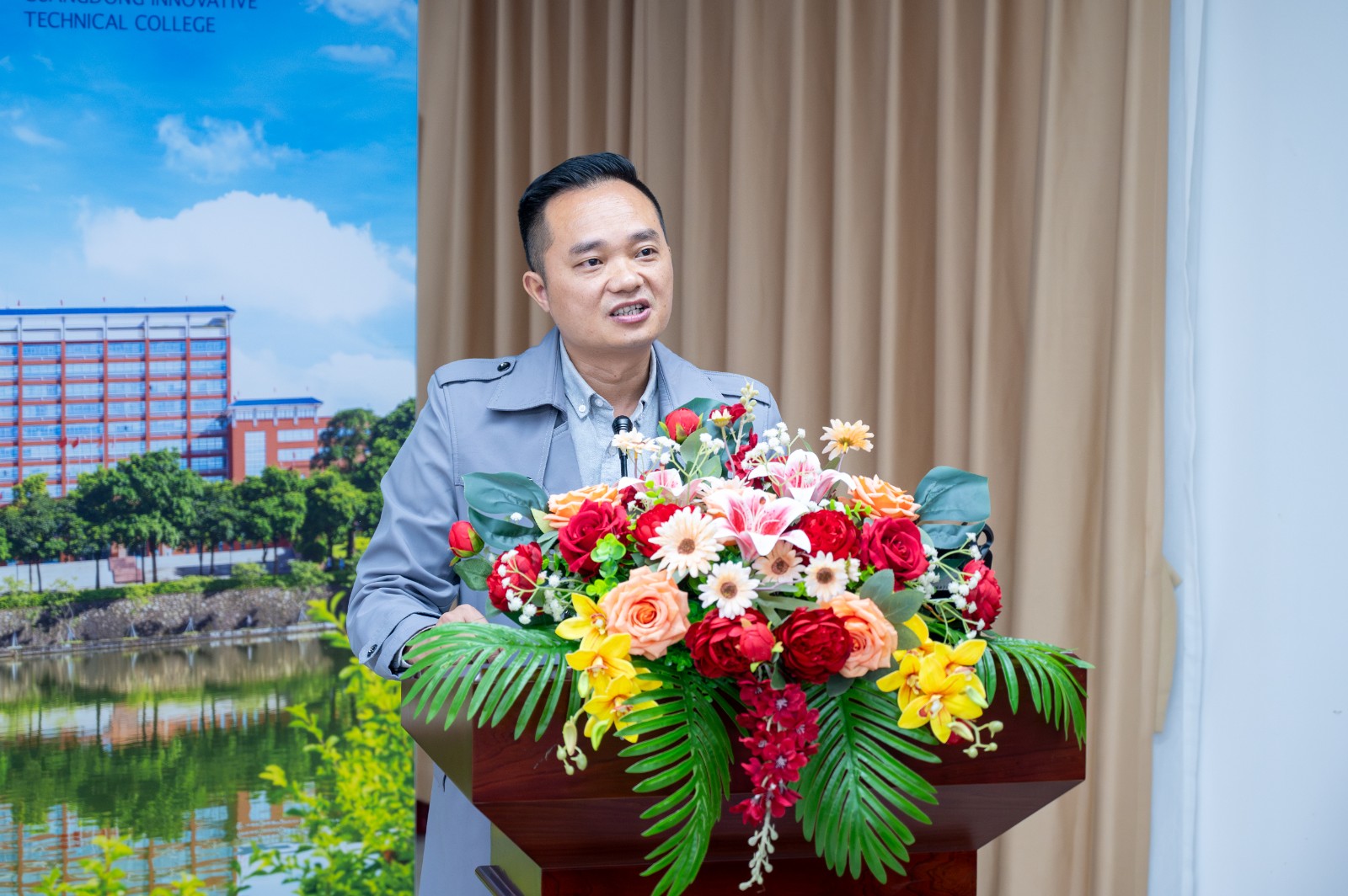 潮汕职业技术学院学工部长钟逍彬进行点评.jpg 潮汕职业技术学院学工部长钟逍彬进行点评.jpg