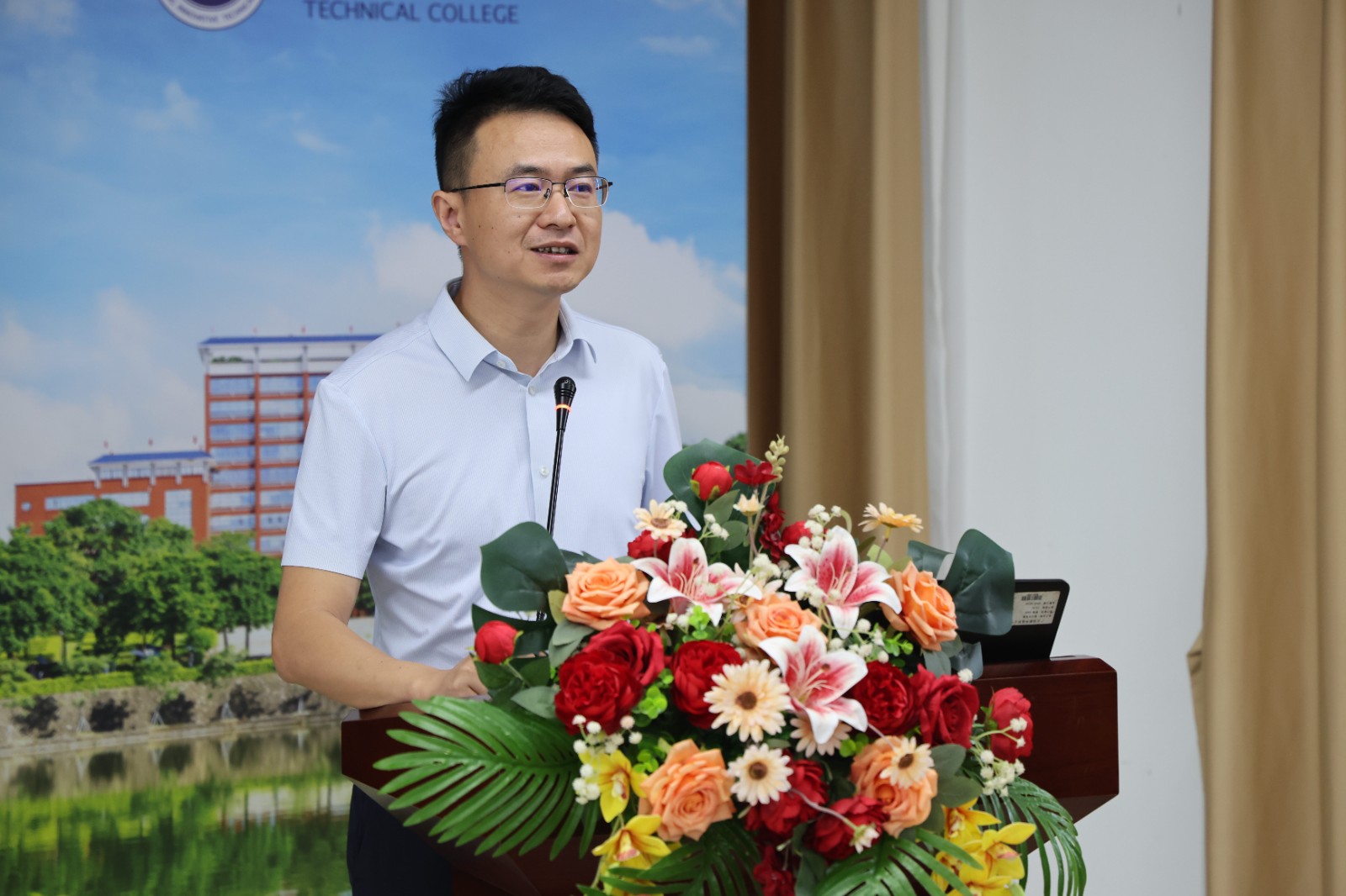 副校长兼董事长助理易晓爽作开班主题讲话.jpg