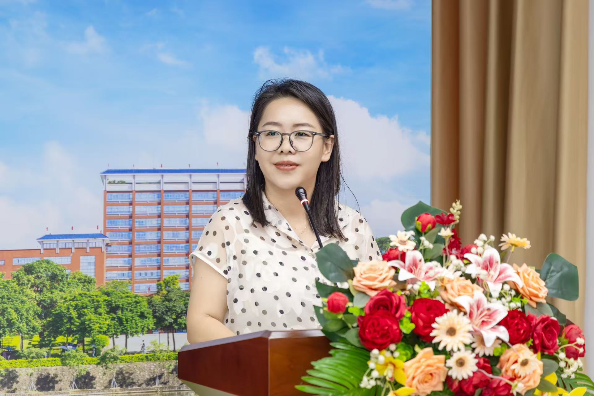 党委副书记陈利群作开班动员讲话.jpg