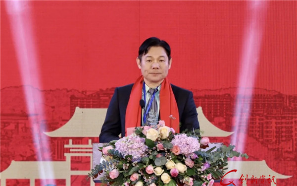 学校董事会董事长方植宁先生讲话.jpg