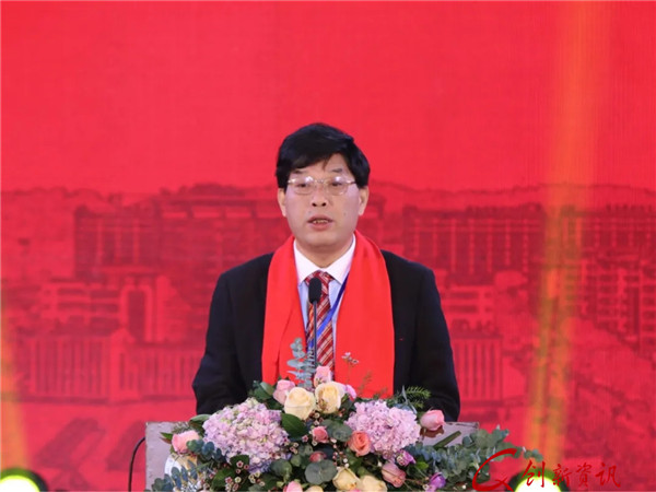 学校党委书记邓成良教授宣读教育厅校友会成立批文.jpg
