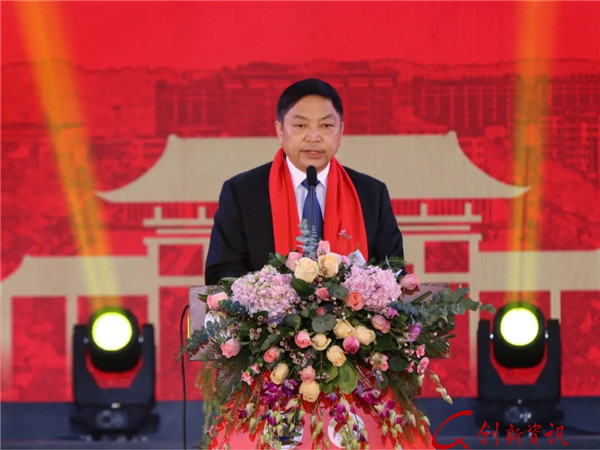 学校副校长陈粟宋教授宣读表彰决定.jpg