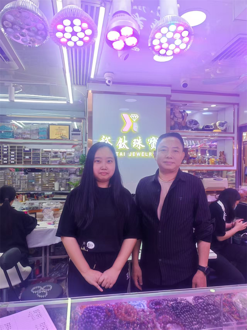 指导教师与学生合影原图 -网页图.png