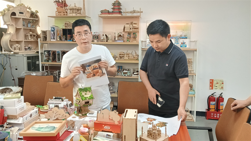01总经理陈剑与吴学云院长交流产品.png