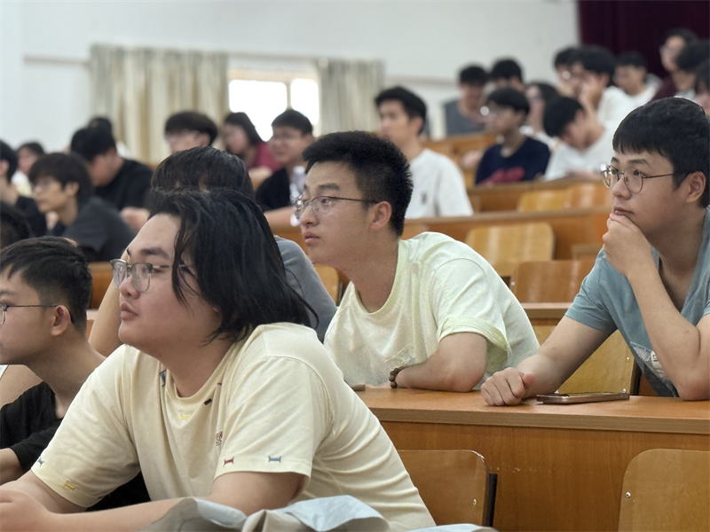 图2：宣讲现场学生认真聆听.png