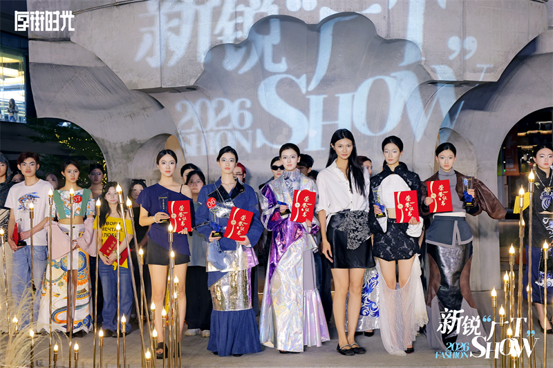 06韦馨女士为最佳上镜模特颁奖最佳上镜模特奖.png