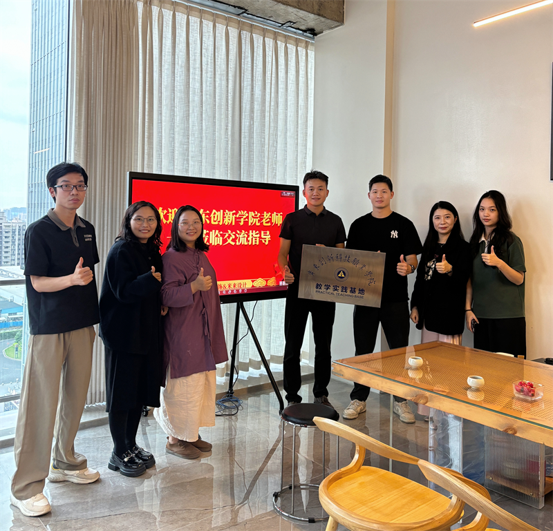 师生与企业领导合影.png