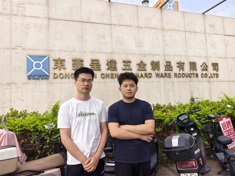 师生在企业合影 - 副本.png