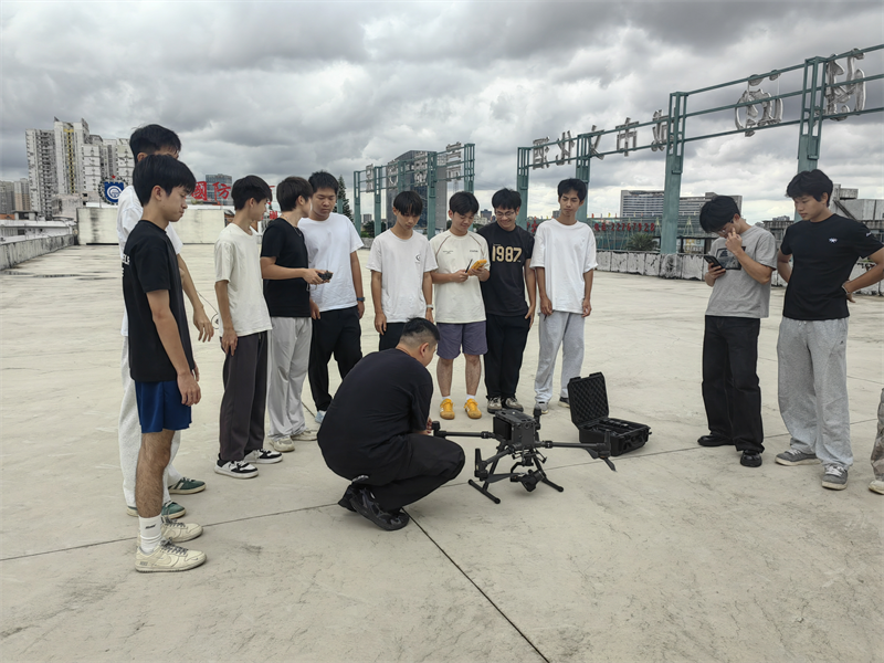 图4.许洋添组长飞行演示现场.png