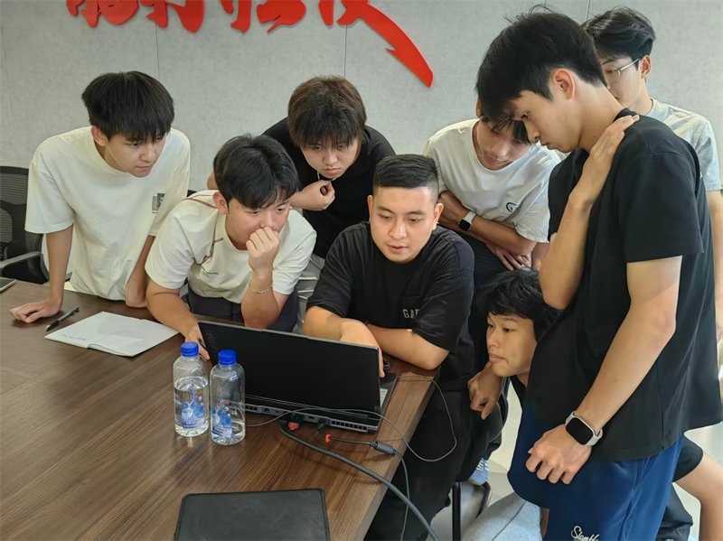 图3.许洋添组长指导学生现场.png