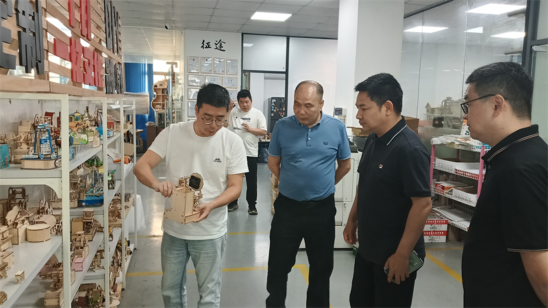 03苏秘书长了解商品专利情况.png