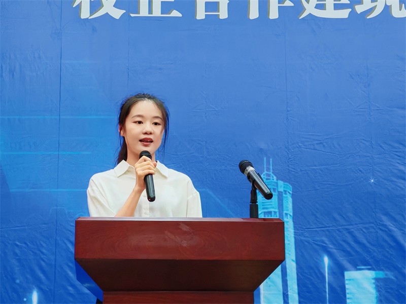 04张欣欣老师主持活动.jpg